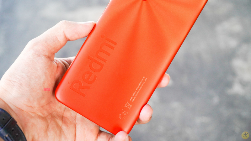 Tuy nhiên, mình lại không thích logo Redmi được làm to như vậy.