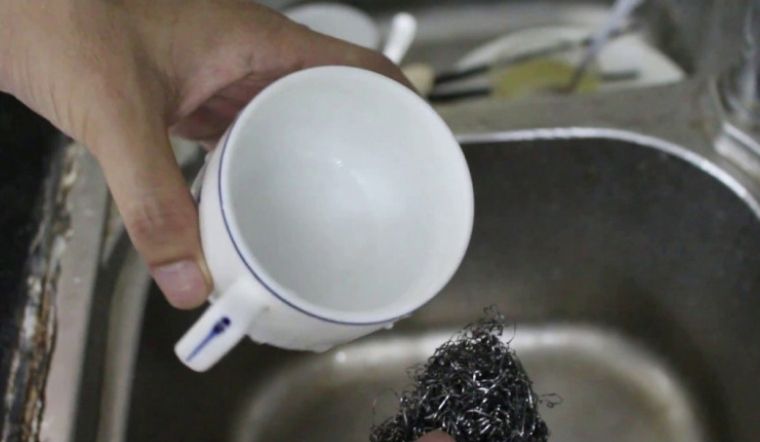 Tẩy trắng ly sứ với 3 nguyên liệu có sẵn trong nhà