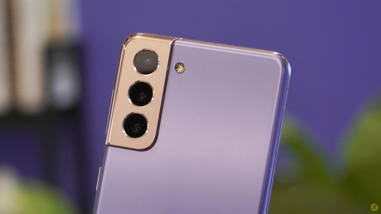Cụm 3 camera sau trên Samsung Galaxy S21 5G Cụm 3 camera sau trên Samsung Galaxy S21 5G