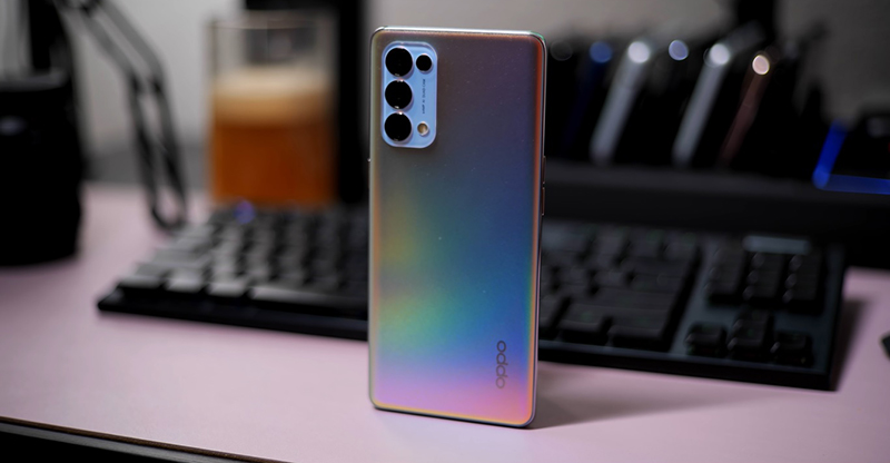 Reno5 Pro 5G sở hữu mặt lưng khá cuốn hút