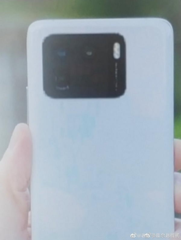 Xiaomi Mi 11 Pro dùng chip Snapdragon 888 lần đầu lộ ảnh thực tế với cụm camera hầm hố ở mặt sau Xiaomi Mi 11 Pro dùng chip Snapdragon 888 lần đầu lộ ảnh thực tế với cụm camera hầm hố ở mặt sau
