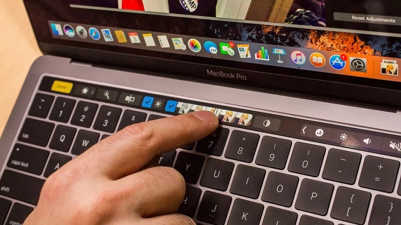 Microsoft 'đá đểu' thanh cảm ứng Touch Bar trên MacBook Pro