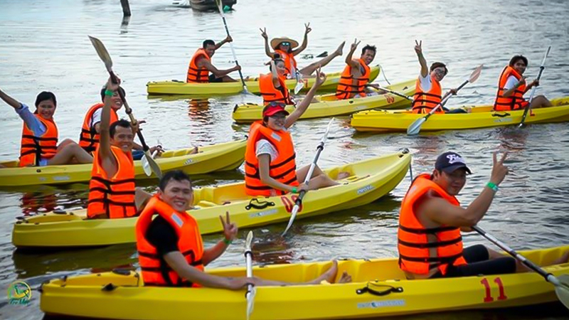 Nhiều trò chơi từ trên cạn đến dưới nước như chèo thuyền kayak, thuyền thúng