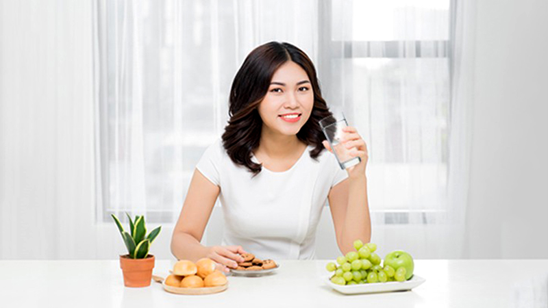 Uống một cốc nước trước bữa ăn giúp ăn ít mà không đói
