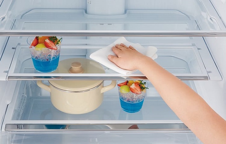 Unplug, open the refrigerator for frost to melt and clean the refrigerator once