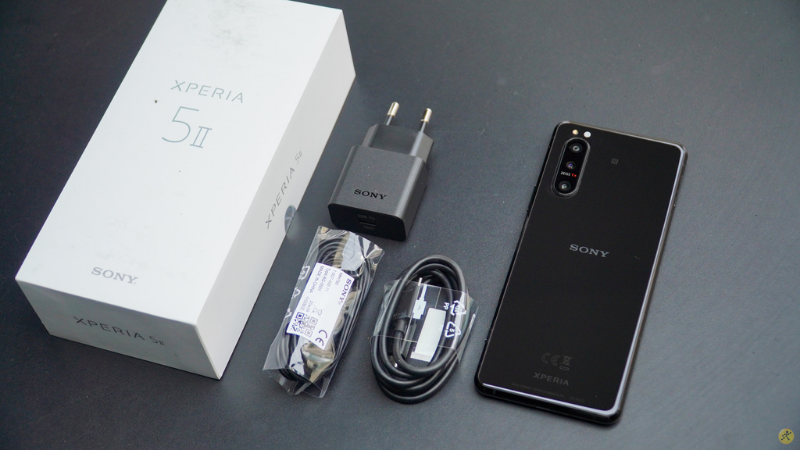 Xperia 5 Mark II có đầy đủ phụ kiện, tốt đấy nhưng chắc Sony chưa muốn bảo vệ môi trường.