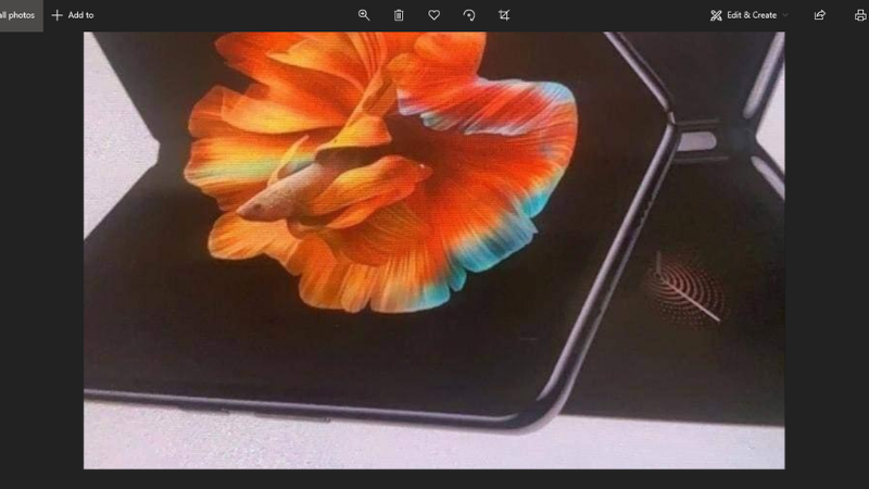 Cạnh trái của thiết bị là nơi đặt phím nguồn, phím tăng giảm âm lượng. Còn ở cạnh dưới thì sẽ là nơi đặt cổng sạc, mic thoại và loa kép của Mi MIX Fold. (Nguồn: Weibo).