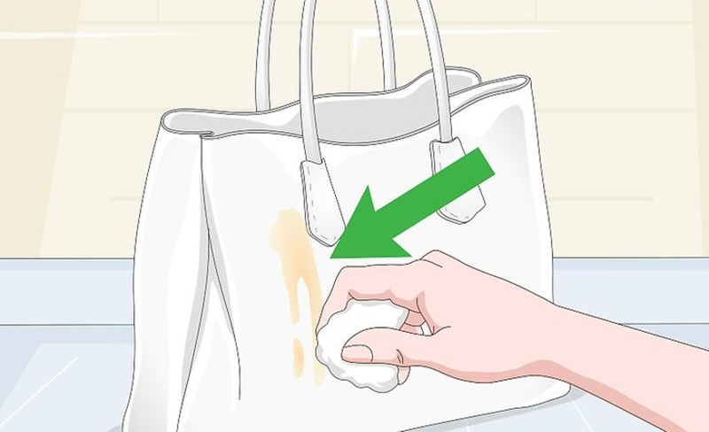 Cách tẩy túi xách bằng cồn hoặc dung dịch tẩy sơn móng tay
