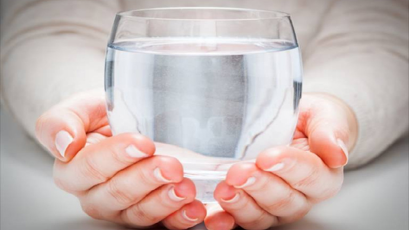 Uống nước vào để giúp đẩy nhanh quá trình đào thải chất cồn ra khỏi cơ thể