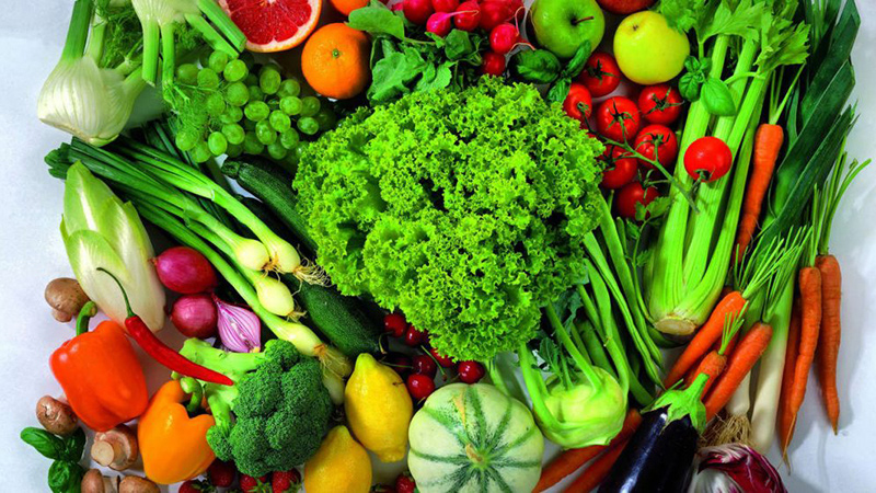 Nên ăn nhiều rau xanh và hoa quả