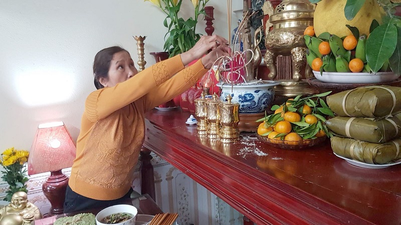 Thắp hương bàn thờ Phật, tổ tiên.