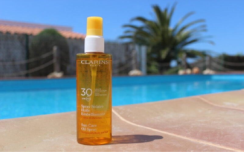 Xịt chống nắng cho tóc Clarins Sunscreen Care Oil Spray