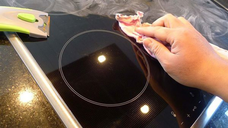 cách làm sạch vết bẩn cứng đầu trên bếp điện tử bằng Xi đánh bóng Cana
