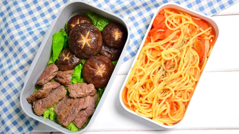 Bento mì Ý pasta, thịt bê, nấm mỡ xào