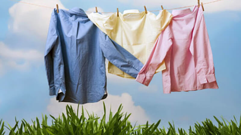 Nước xả vải sẽ giúp quần áo không còn dính xà phòng, khiến vải trở nên mềm mại 