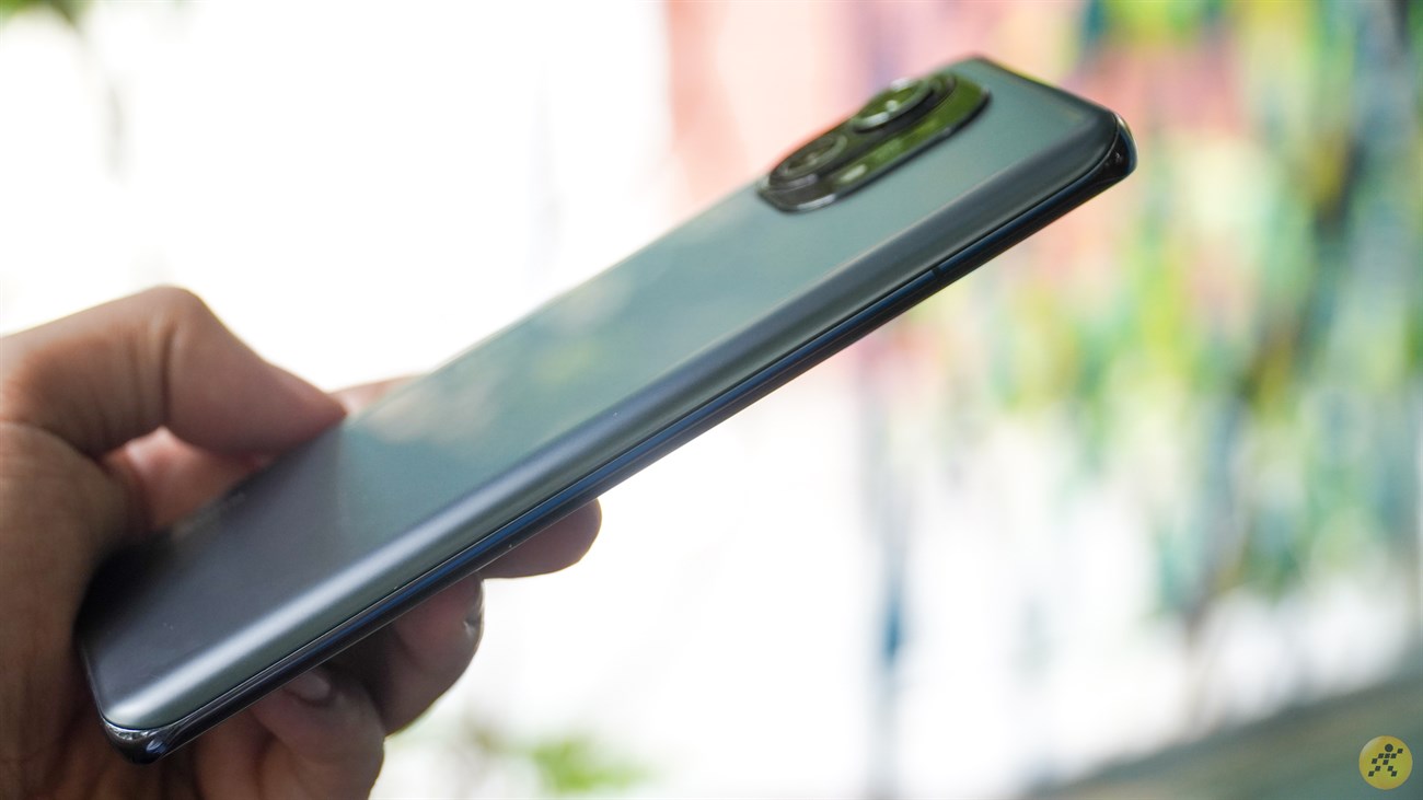 Xiaomi Mi 11 có thiết kế còn mỏng hơn cả thế hệ tiền nhiệm của mình. Xiaomi Mi 11 có thiết kế còn mỏng hơn cả thế hệ tiền nhiệm của mình.