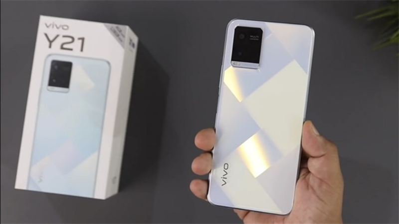 Thiết kế Vivo Y21 nổi bật với mặt lưng họa tiết vân kim cương bóng bẩy.