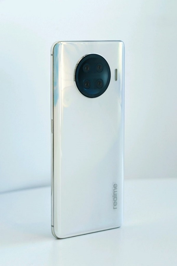 Flagship Realme Race dùng chip Snapdragon 888 vừa xuất hiện với màn hình nốt ruồi, mặt sau khác xa so với hình ảnh rò rỉ trước Flagship Realme Race dùng chip Snapdragon 888 vừa xuất hiện với màn hình nốt ruồi, mặt sau khác xa so với hình ảnh rò rỉ trước