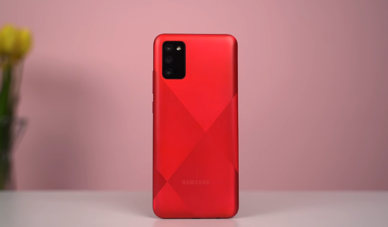 Do mặt lưng của Galaxy M02s được vát cong nên cảm giác cầm nắm khá thoải mái. (Nguồn: Gadget Byte).