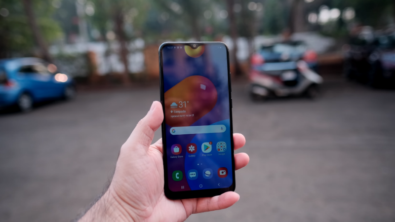 'Giọt nước' chứa camera trước của Galaxy M02s sẽ không ảnh hưởng quá nhiều đến quá trình trải nghiệm. (Nguồn: Gogi Tech).