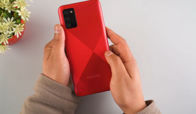 Galaxy M02s có mặt lưng họa tiết đan chéo và có các đường gân nổi lên giúp cảm giác cầm bám máy tốt hơn. Galaxy M02s có mặt lưng họa tiết đan chéo và có các đường gân nổi lên giúp cảm giác cầm bám máy tốt hơn.