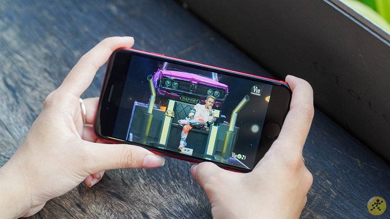 iPhone SE (2020) iPhone SE (2020)