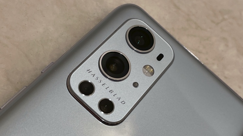 Cận cảnh cụm camera sau của OnePlus 9 Pro với thương hiệu Hasselblad Cận cảnh cụm camera sau của OnePlus 9 Pro với thương hiệu Hasselblad