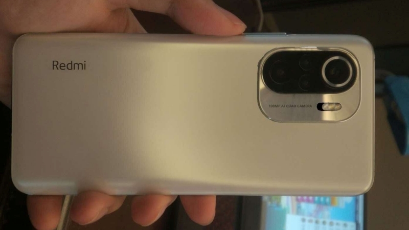 Redmi K40 Pro lộ ảnh trên tay đầu tiên, cấu trúc camera sau giống như trên Xiaomi Mi 11 nhưng bị kéo dài ra Redmi K40 Pro lộ ảnh trên tay đầu tiên, cấu trúc camera sau giống như trên Xiaomi Mi 11 nhưng bị kéo dài ra