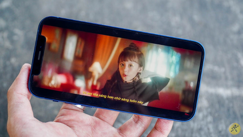 But the bezels of the iPhone SE 2021 can't be thinner than the iPhone 12's. But the bezels of the iPhone SE 2021 can't be thinner than the iPhone 12's.