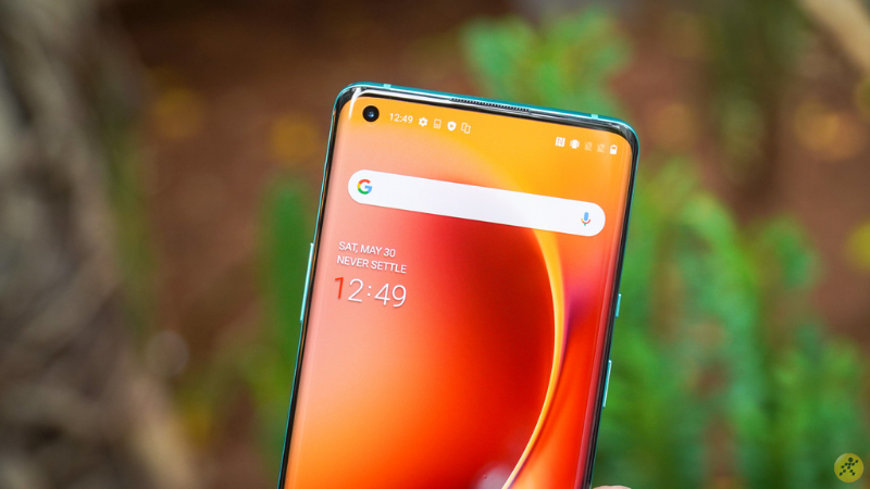 Mặt trước của OnePlus 8 Pro 5G vẫn có thiết kế nốt ruồi được đặt ở góc trên bên trái.