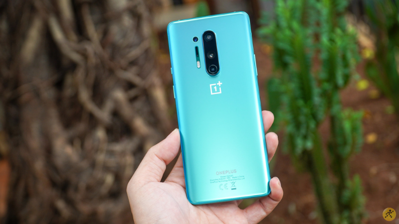 OnePlus 8 Pro 5G có cách đặt cụm camera khá cân đối và phối màu xanh mint lạ mắt.