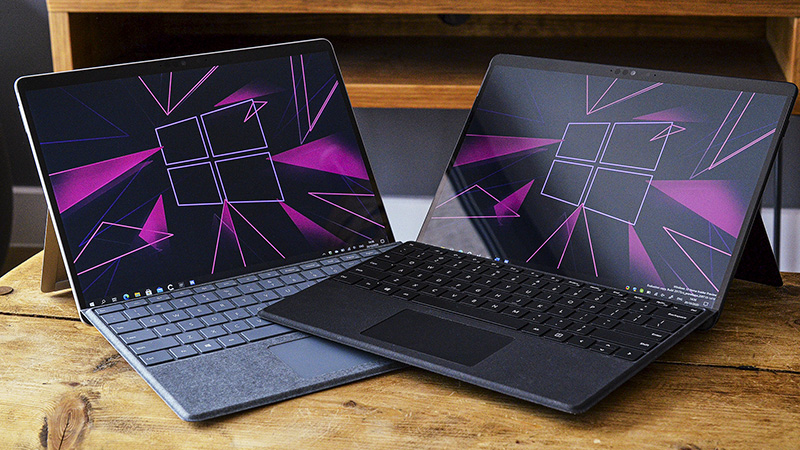 Microsoft Surface Pro X (trái) bên cạnh Surface Pro 7 (phải)