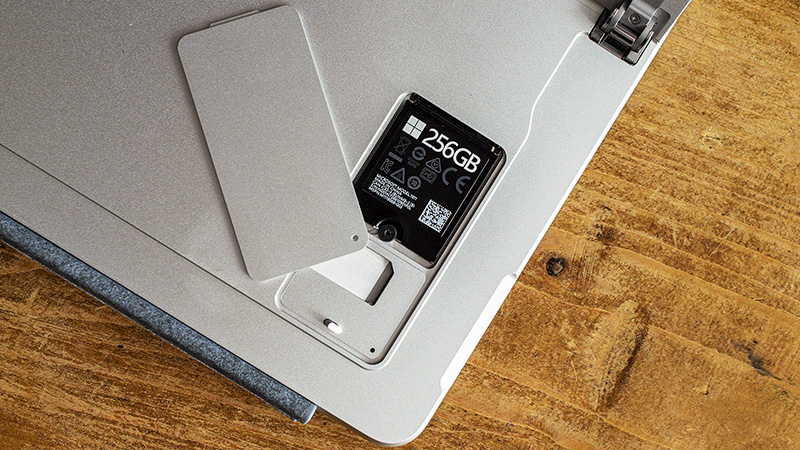 SSD có thể tháo rời và khe nanoSIM nằm ở mặt sau máy SSD có thể tháo rời và khe nanoSIM nằm ở mặt sau máy