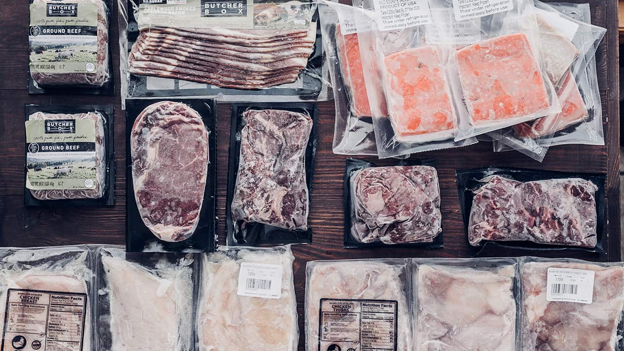 Các loại thịt cá đóng gói khi sắp xếp vào tủ đông