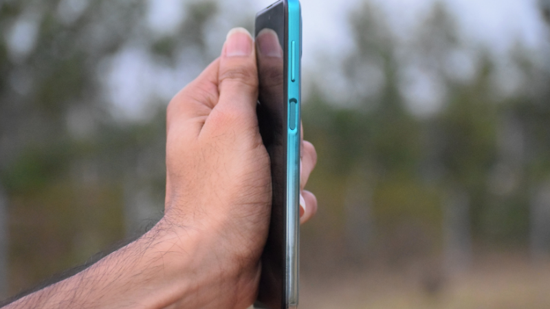 Cạnh phải của máy là nơi đặt nút tăng/giảm âm lượng cũng như phím nguồn kiêm luôn cảm biến vân tay. (Nguồn: TechRadar).