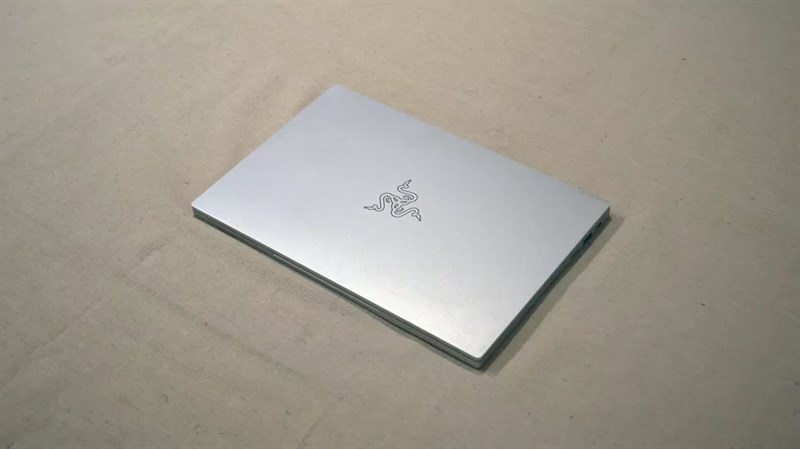 The elegant and premium design of the Razer Book 13 (2020). Luxurious and premium design of Razer Book 13 (2020).