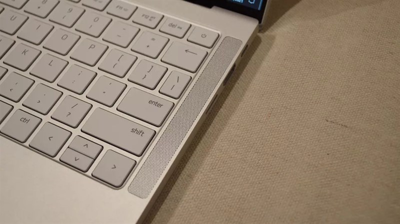 Razer Book 13 (2020) được trang bị hệ thống loa kép cho chất lượng âm thanh ấn tượng. Razer Book 13 (2020) được trang bị hệ thống loa kép cho chất lượng âm thanh ấn tượng.