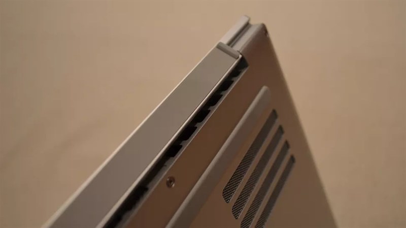 Khe tản nhiệt chính của Razer Book 12 (2020) được đặt ẩn sau bản lề của máy Khe tản nhiệt chính của Razer Book 12 (2020) được đặt ẩn sau bản lề của máy