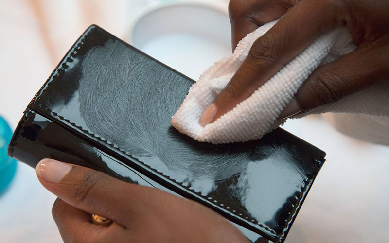 Dùng nước ấm và nước rửa chén vệ sinh túi da