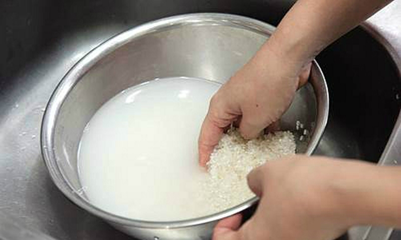 Làm sạch sò huyết bằng nước vo gạo hoặc nước muối ớt