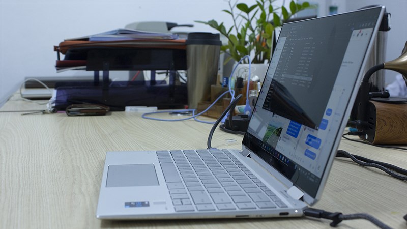 The HP Specter x360 (2021) offers impressive all-day battery life. The HP Specter x360 (2021) offers impressive all-day battery life.