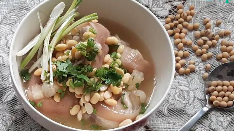 How to make stewed pork leg with soybeans for the whole family