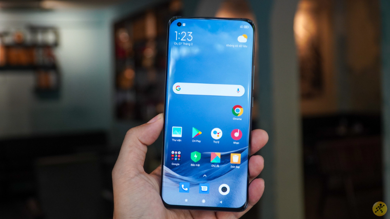 Mi 11 5G có thông số màn hình cực khủng với tấm nền AMOLED kích thước 6.81 inch, độ phân giải 2K và tốc độ làm tươi 120 Hz.