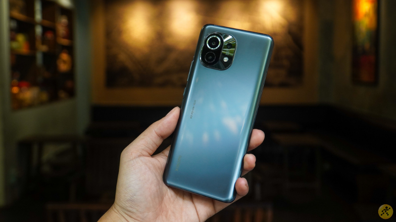 Cảm giác cầm nắm Mi 11 5G cũng khá thoải mái bởi khối lượng của máy cũng khá nhẹ.