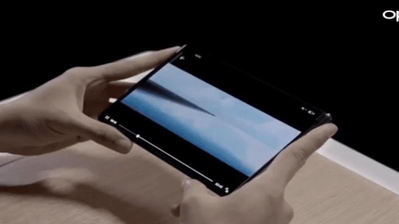 Oppo đã giới thiệu công nghệ sạc không khí thông qua một đoạn video ngắn 30 giây, trong video sử dụng mẫu smartphone màn hình cuộn OPPO X 2021