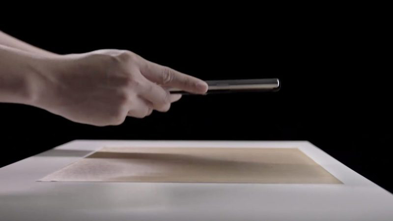 Bạn có thể sạc thiết bị dù ở độ cao khoảng vài inch so với 'thảm sạc'