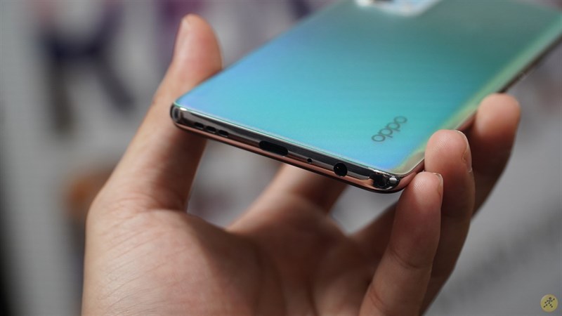 Cạnh dưới của OPPO Reno5 5G Cạnh dưới của OPPO Reno5 5G