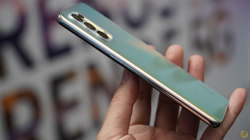 Cạnh phải của OPPO Reno5 5G Cạnh phải của OPPO Reno5 5G
