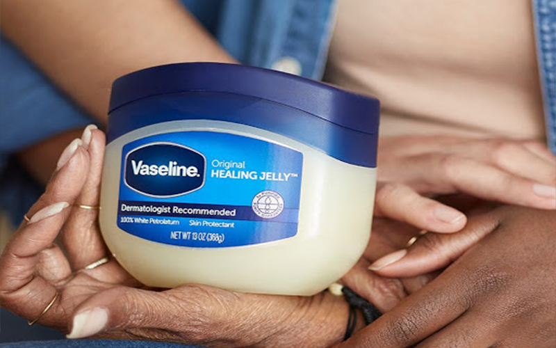 Công dụng của vaseline giúp tẩy tế bào chết cho môi