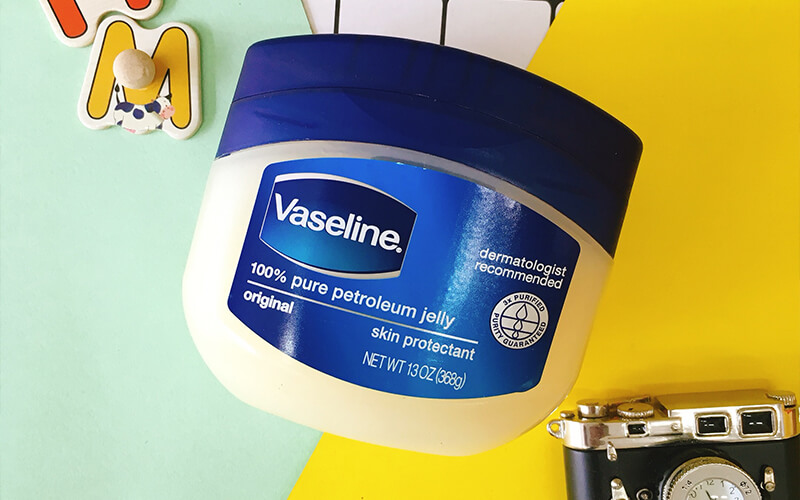 Sáp dưỡng ẩm Vaseline là một loại sáp dầu khoáng của nhãn hàng Unilever